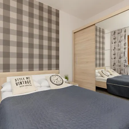 Lazurowa Street Parking & Balcony By Renters *